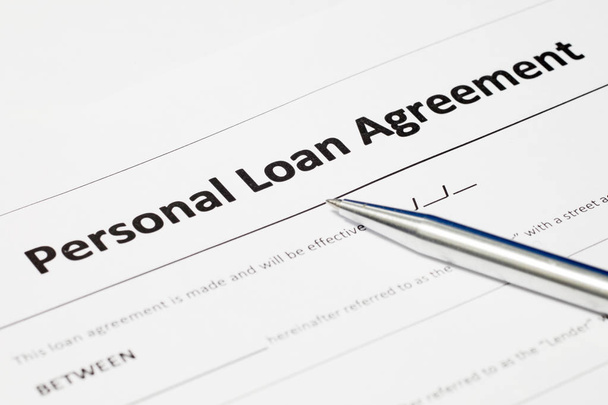 Formulaire de contrat de prêt personnel et stylo en acier inoxydable
 - Photo, image