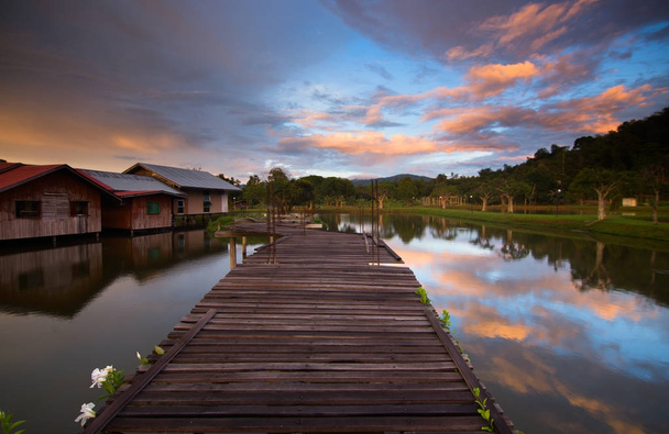 Mooie reflectie van kleurrijke zonsondergang in een meer in Sabah, Borneo, Oost-Maleisië - Foto, afbeelding