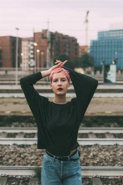 jovem mulher cabelo rosa ao ar livre posando olhando câmera - blogger, conceito influenciador
 - Foto, Imagem