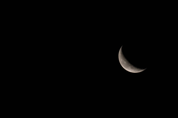 Φθίνουσα Σελήνη με κείμενο διάστημα αριστερά - Φωτογραφία, εικόνα