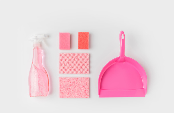tendido plano con esponjas de lavado de color rosa, botella y cuchara, aislado en blanco
 - Foto, Imagen