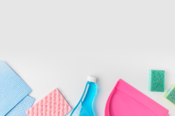 vista superior de coloridas esponjas de lavado, botella y cuchara, aisladas en blanco
 - Foto, imagen