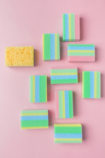 vista superior de esponjas de lavagem coloridas, em rosa
 - Foto, Imagem