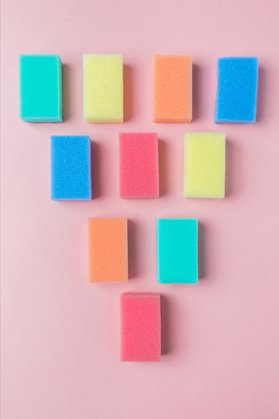 top view of colorful washing sponges, on pink - Foto, Bild
