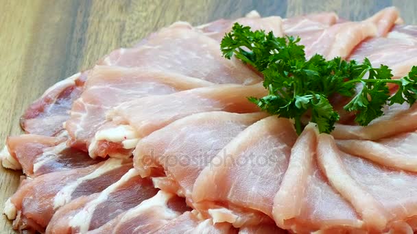 trozos de carne fresca de cerdo cruda en una tabla de cortar de madera
  - Metraje, vídeo