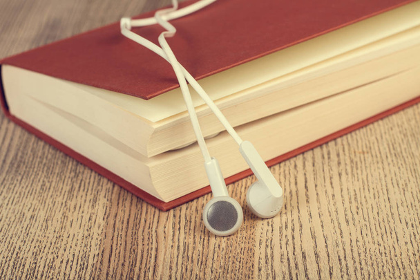 A book and headphones - Foto, imagen
