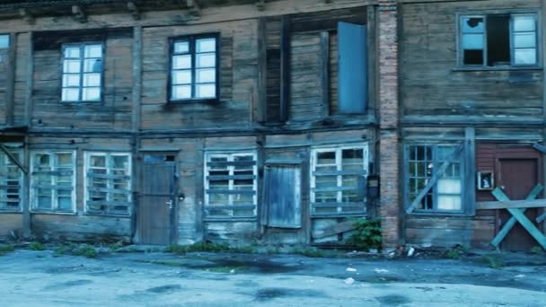Zchátralé budovy, ruiny, Tallinn, Eesti. Strašidelné zchátralá garáž ve velkých straší průmyslová budova po finanční krizi  - Záběry, video