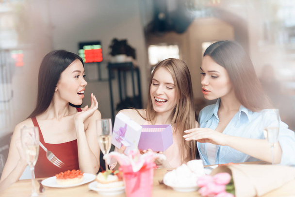 Three girls are sitting together in a cafe. - 写真・画像