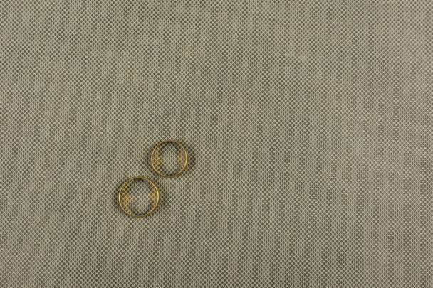 Золотое обручальное кольцо
. - Фото, изображение
