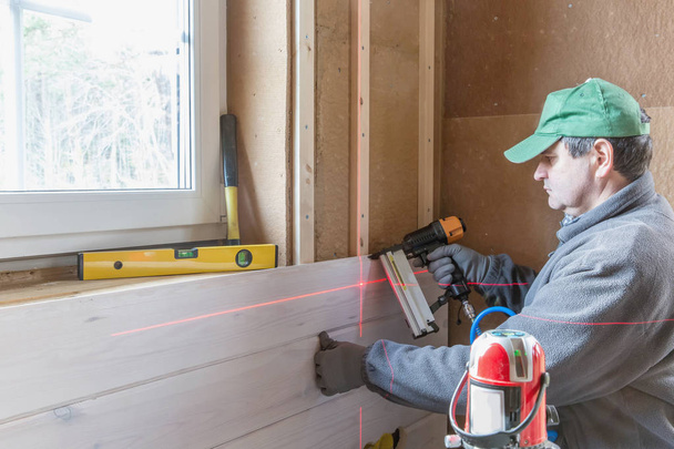 Travailleur de la construction isolation thermique maison à ossature en bois éco - Photo, image