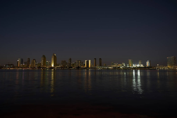 夕暮れ時に、ゴールデンアワーの間サンディエゴのスカイライン - 写真・画像