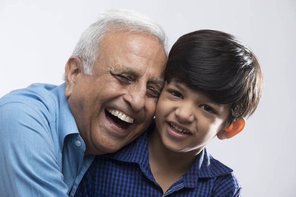 Портрет дедушки и внука, улыбающихся
 - Фото, изображение