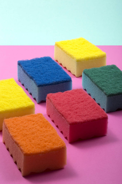 Різнокольорові кухонні губки на кольоровому фоні
 - Фото, зображення