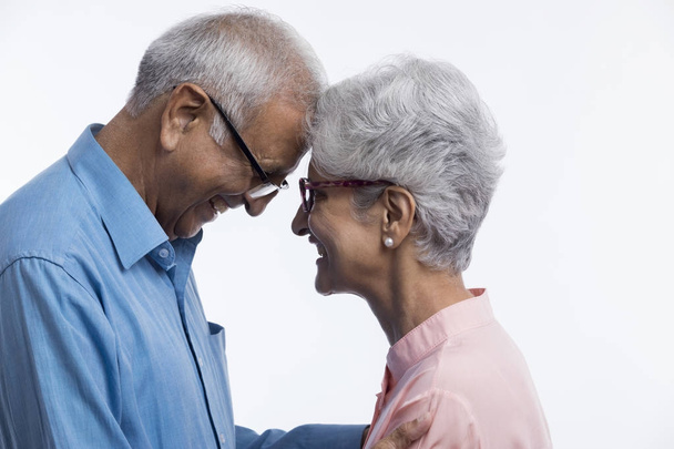 Couple de personnes âgées se regardant toucher la tête
 - Photo, image