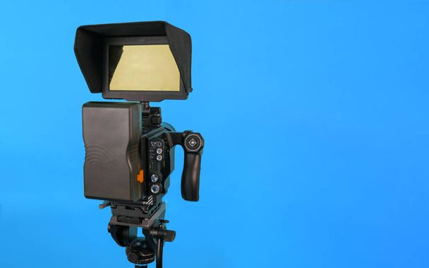 Kontrast yapma canlı renk arka plan üzerinde profesyonel video kamera - Fotoğraf, Görsel