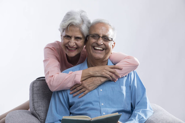 Close up di coppia anziana abbracci
 - Foto, immagini