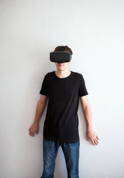 Young Man in VR Glasses - Foto, Imagen