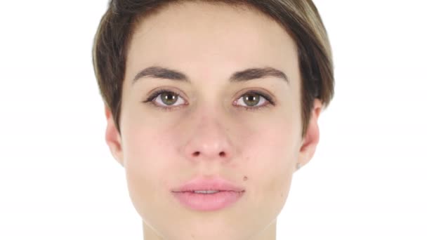 Primer plano de cara de chica seria, fondo blanco
 - Metraje, vídeo