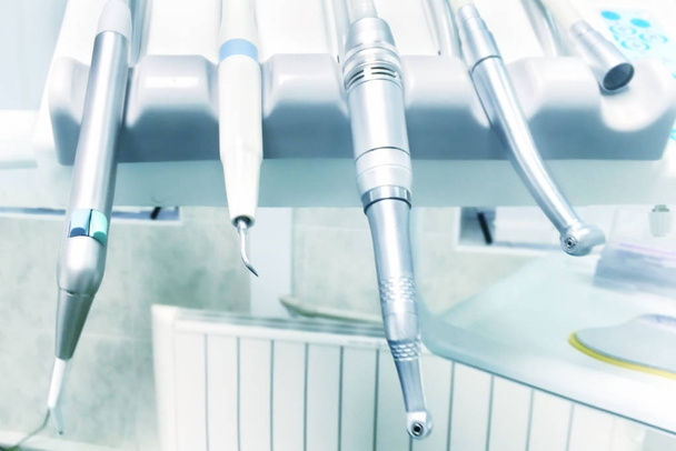 Perceuses dentaires, instruments et outils dans le bureau des dentistes. Gros plan
 - Photo, image