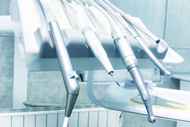 Hammaslääkärin vastaanotolla on hammasharjoituksia, instrumentteja ja työkaluja. lähikuva laukaus
 - Valokuva, kuva