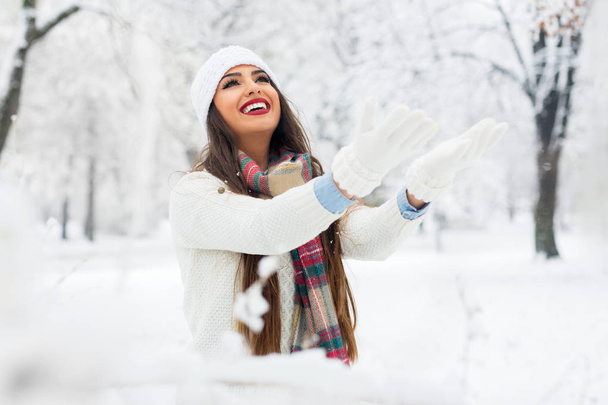 Attractive young woman in wintertime outdoor - Fotoğraf, Görsel
