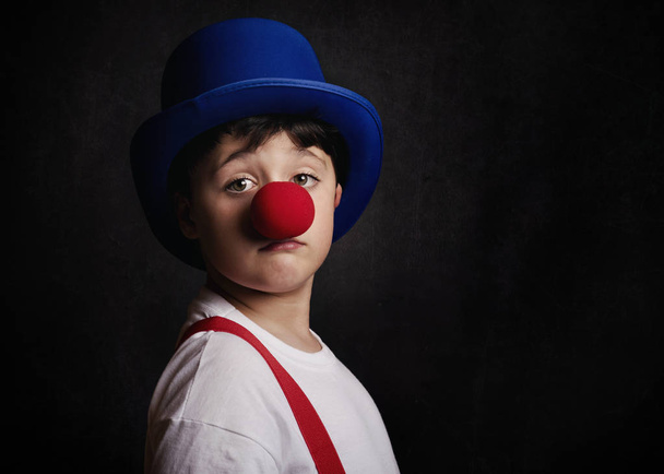 смешной мальчик с клоунским носом
 - Фото, изображение