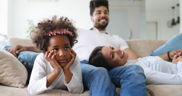 televizyon izlerken mutlu bir aile  - Fotoğraf, Görsel