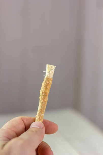 Miswak o siwak - cepillo de dientes árabe para la limpieza de dientes en blanco
. - Foto, imagen
