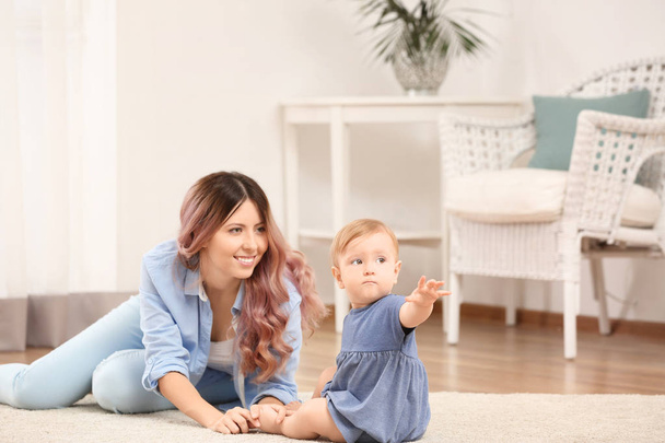 Young mother with baby at home - Foto, Bild