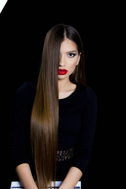 красивая девушка женщина с лоджией модель волос с коптильней глаза и красной помадой вечером классический макияж гламурная вечеринка взгляд
  - Фото, изображение