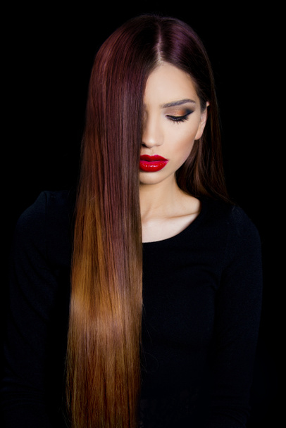 красивая девушка женщина с лоджией модель волос с коптильней глаза и красной помадой вечером классический макияж гламурная вечеринка взгляд
  - Фото, изображение