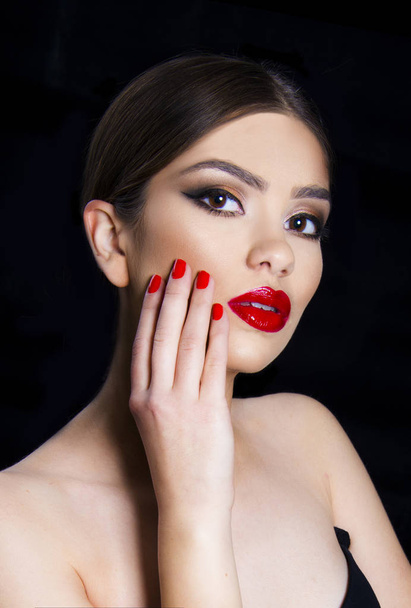 Kobieta piękna dziewczyna z logn włosy model z smokey oczy i czerwona szminka wieczorem klasyczny makijaż seksowny wygląd strony  - Zdjęcie, obraz
