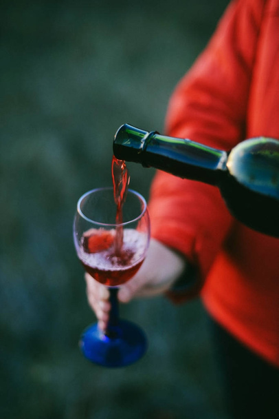 vino rosso versato nel bicchiere - Foto, immagini