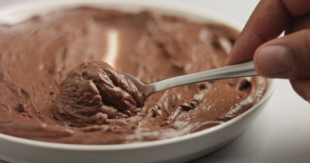 Servindo mousse de chocolate
 - Foto, Imagem