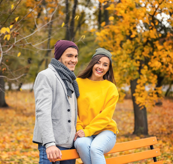 Young couple in park on autumn day - Foto, afbeelding