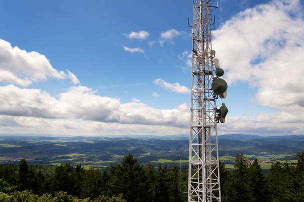 背景、曇った青空、デジタル通信および暗号化安全コンセプトで山にタワーのアンテナと通信の送信機 - 写真・画像