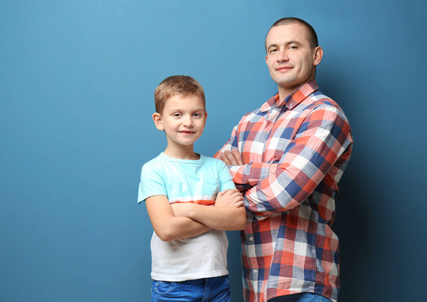 Dad and his son on color background - Foto, imagen