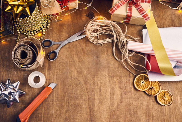 Fondo festivo con diferentes accesorios de Navidad, tijeras, cintas, cuchillo de papelería, cinta adhesiva
 - Foto, Imagen