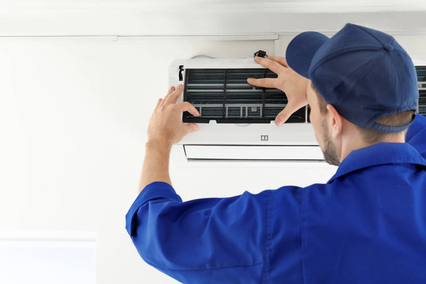 technician repairing air conditioner  - Φωτογραφία, εικόνα