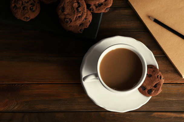 Taza de cerámica con delicioso café en mesa de madera
 - Foto, imagen
