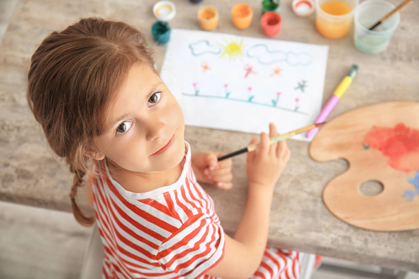 Little girl painting at table - Foto, Imagem