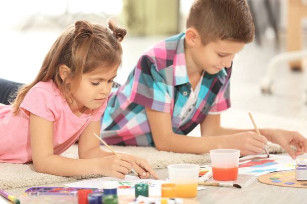 Little children painting on floor - Foto, Imagen