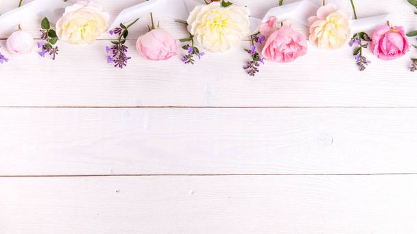 Composizione floreale festiva sullo sfondo di legno bianco. Vista aerea - Foto, immagini