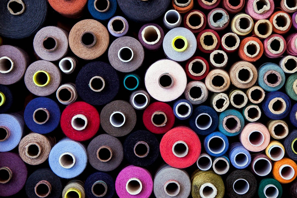 asetettu kierteet eri väri ompelu käsityö eri monivärinen paletti
 - Valokuva, kuva