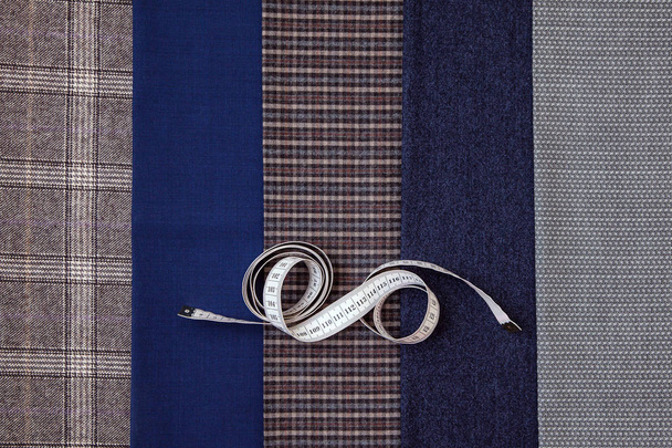 fil tissu laine couture homme cage bleu choix conception atelier tailleur beaucoup de choses différentes couleur ruban-mesure
 - Photo, image