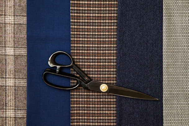 hilo tela lana costura hombre jaula azul elección diseño atelier sastre muchas cosas diferentes color tijeras
 - Foto, Imagen