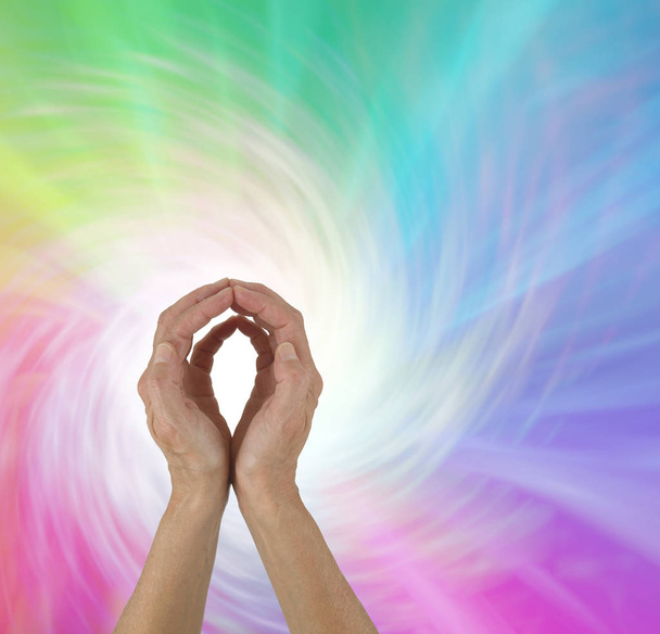 Rainbow Spiral Energy mains curatives - mains féminines avec le bout des doigts touchant sur un fond en spirale de couleur arc-en-ciel et une boule de lumière blanche ainsi que l'espace de copie tout autour
 - Photo, image