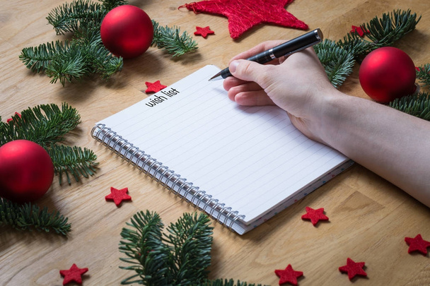 Écrire sur un bloc-notes vide avec des décorations de Noël et sapin b
 - Photo, image
