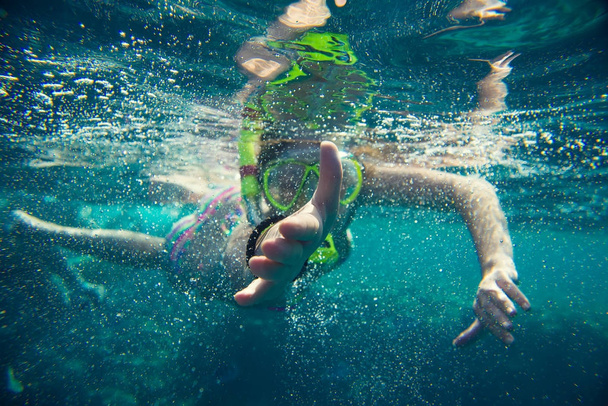 κορίτσι που ασχολούνται με την κολύμβηση με αναπνευστήρα - Φωτογραφία, εικόνα