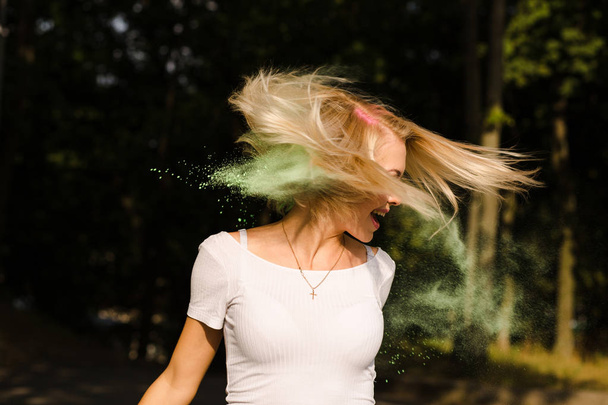 Veselá mladá žena v bílé tričko s vlající vlasy že otráví - Fotografie, Obrázek